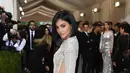 Tak hanya itu saja, Kylie Jenner memang selalu menjadi bahan perbincangan publik akan penampilan seksi dan hidupnya yang selalu berfoya-foya. (AFP/Bintang.com)