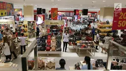 Suasana gerai baju dan tas wanita pada pembukaan Centro Department Store di Pesona Square Depok, Kamis (20/12). Pembukaan Centro yang ke-16 memenuhi kebutuhan fesyen masyarakat Depok dan sekitarnya. (Liputan6.com/Fery Pradolo)