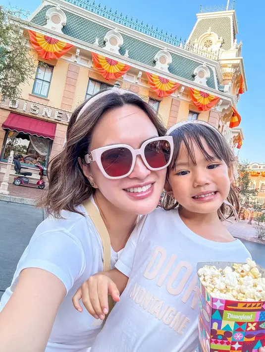 Shandy Aulia dan Clare kerap habiskan waktu bersama dengan jalan-jalan ke luar negeri. Terbaru, keduanya terlihat quality time dengan bermain di Disneyland [@shandyaulia]