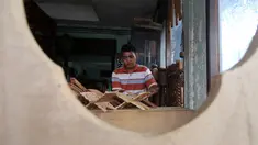Pekerja menyelesaikan pembuatan rekal Al Quran atau tatakan untuk Al Quran di kawasan Klender, Jakarta, Senin (5/6). Memasuki bulan Ramadan pemesanan rekal Alquran ini mengalami peningkatan hingga lima kali lipat. (Liputan6.com/Angga Yuniar)