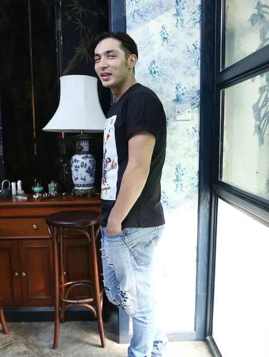 "Lokasi lumayan membuat sulit karena anginnya lumayan kencang. Tapi kesehatan sih enggak masalah," ujar Abimana. Ia bersyukur tidak sampai ‘drop’ seperti lawan mainnya, Tatjana Saphira. (Galih W. Satria/Bintang.com)