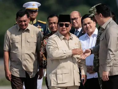 Presiden Indonesia Prabowo Subianto (tengah) disambut saat tiba dari Mesir setelah menghadiri KTT Perdamaian Gaza di Pangkalan Udara Halim Perdanakusuma, Jakarta, pada Selasa 14 Oktober 2025. (YASUYOSHI CHIBA/AFP)