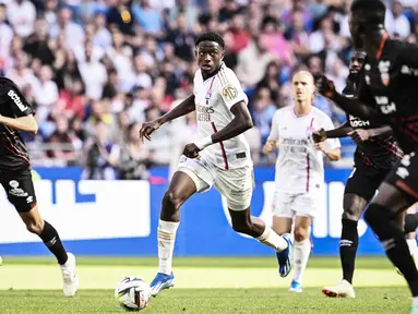 Nama Mahamadou Diawara kini sedang ramai diperbincangakan di jagat sepak bola dunia lantaran memilih meninggalkan timnas U-19 Prancis demi bisa berpuasa. (AFP/Jeff Pachoud)