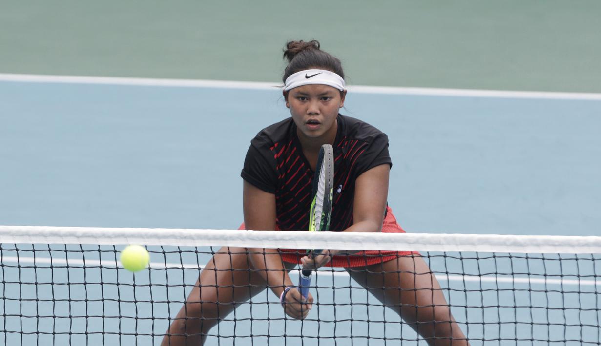 Ganda Indonesia, Priska Nugroho / Rifanty Kahfiani, saat melawan Peangtarin Plipuech / Tamarine Tanasugarn pada SEA Games 2019 di Kompleks Rizal Memorial, Kamis (5/12). Ganda Indonesia kalah 4-6, 7-6 dan 5-10. (Bola.com/M Iqbal Ichsan)