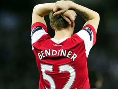 Kekecewaan striker Arsenal asal Denmark Nicklas Bendtner usai laga final Carling Cup lawan Birmingham City di Wembley Stadium, 27 Februari 2011. Arsenal kalah 1-2. AFP PHOTO / GLYN KIRK