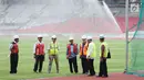 Wapres Jusuf Kalla (tengah) saat meninjau progres renovasi Stadion Utama GBK, Jakarta, Selasa (3/10). Wapres Jusuf Kalla juga meninjau progres renovasi venue yang ada di Kawasan Gelora Bung Karno. (Liputan6.com/Helmi Fithriansyah)
