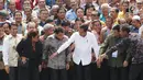 Presiden Jokowi mengatur barisan sebelum sesi foto bersama perwakilan nelayan di Istana Negara, Jakarta, Selasa (8/5). Di sela-sela pertemuan, Jokowi juga memberikan kesempatan kepada nelayan untuk menyampaikan keluhan. (Liputan6.com/Angga Yuniar)