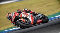 Pembalap LCR Honda, Takaaki Nakagami tampil mengejutkan dalam tes pramusim MotoGP 2018 di Sirkuit Sepang dan Buriram. (Twitter/LCR Honda)