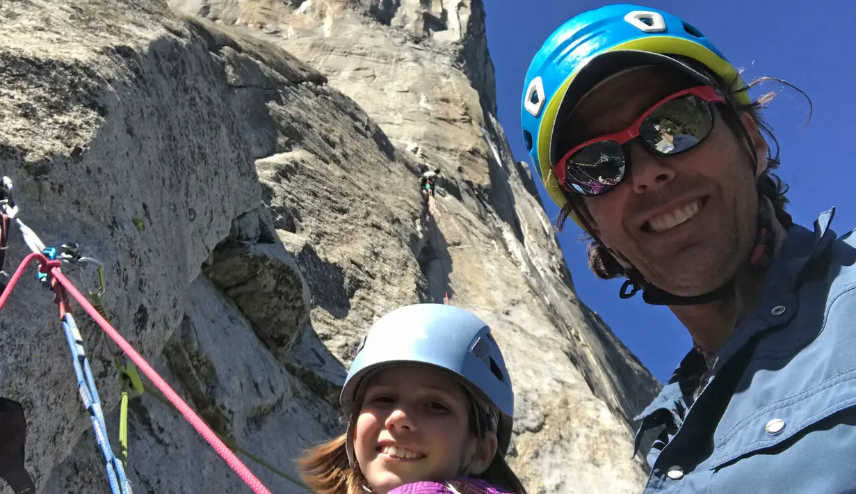Selah Schneiter berfoto bersama ayahnya Michael Schneiter di awal aksinya memanjat tebing El Capitan di Taman Nasional Yosemite, California, Amerika Serikat, 8 Juni 2019. Bersama sang ayah dan teman keluarga, Schneiter memanjat tebing setinggi 900 meter selama lima hari. (Michael Schneiter via AP)