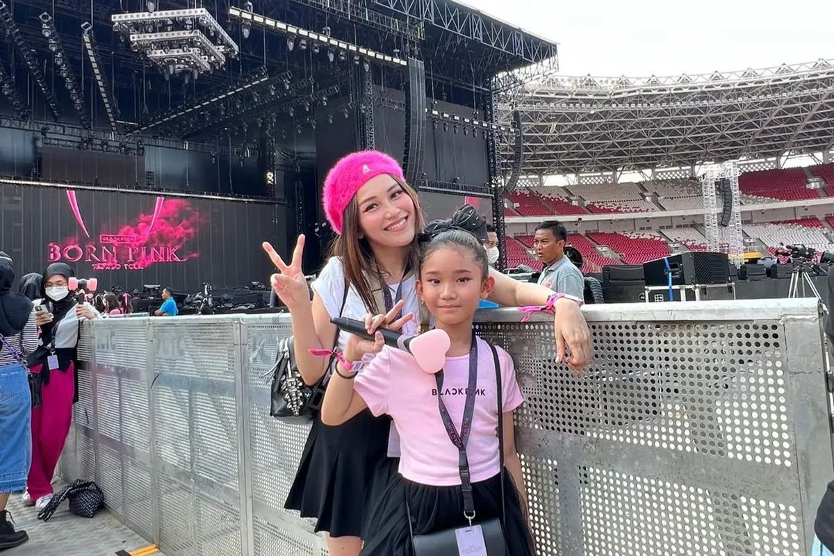 Ayu Ting Ting dan Bilqis nonton konser BLACKPINK. (Foto: Instagram/ayutingting92)