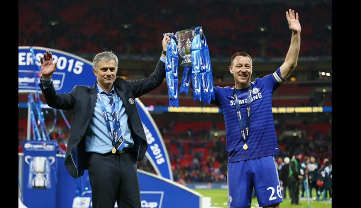Pelatih Chelsea, Jose Mourinho (kiri) dan John Terry berpose dengan piala Liga 2014/2015 di Stadion Wembley, London, Minggu (1/3/2015).  Chelsea menang 2-0 atas Tottenham Hotspur. (Reuters/Matthew Childs)