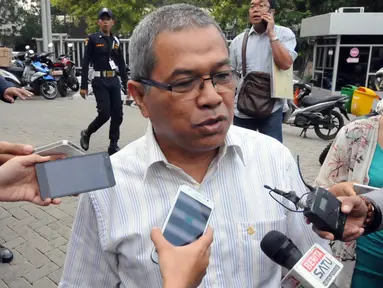 Sekretaris Daerah Pemprov Sumut, Hasban Ritonga usai diperiksa KPK, Jakarta, Rabu (25/11/2015). Hasban diperiksa sebagai saksi kasus dugaan suap kepada DPRD Sumatera Utara periode 2009-2014 dan 2014-2019. (Liputan6.com/Helmi Afandi)