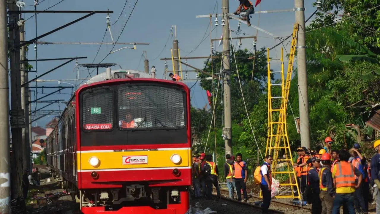 Perbaikan jaringan listrik aliran atas yang putus akibat ditabrak KRL Commuter Line di Kebon Pedes, Kota Bogor. (Liputan6.com/Achmad Sudarno)