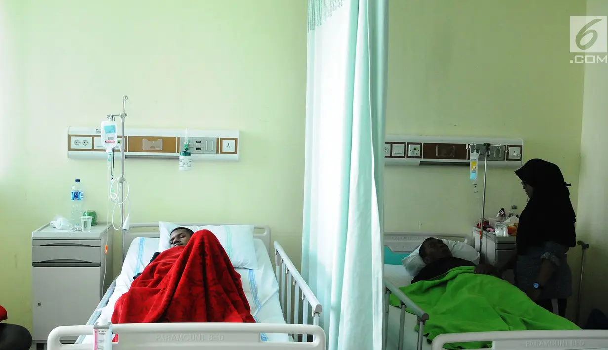 Pasien demam berdarah dengue (DBD) tengah mendapatkan perawatan di RSUD Pasar Minggu, Jakarta, Rabu (30/1). Dinas Kesehatan DKI Jakarta mengatakan  terdapat 613 kasus demam berdarah dengue (DBD) selama Januari 2019. (Liputan6.com/Herman Zakharia)