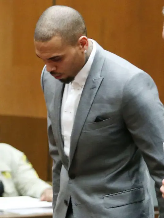 Saat berada di TAO Restoran, RiRi dan Chris Brown pun terlihat nyaman dan menikmati kebersamaan mereka. Keduanya juga duduk berdekatan dan tampak membicarakan sesuatu hal. (AFP/Bintang.com)