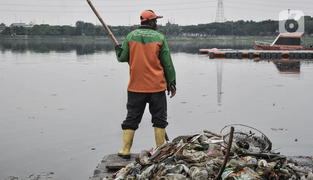Petugas UPK Badan Air Dinas Lingkungan Hidup saat membersihkan sampah yang mencemari Waduk Cincin, Jakarta Utara, Rabu (23/6/2021). Pengerukan sampah dilakukan secara rutin guna menjaga kebersihan dan keindahan waduk, terutama saat memasuki musim penghujan. (merdeka.com/Iqbal S Nugroho)