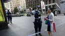 Aparat kepolisian setempat masih menutup jalan di dekat lokasi pengepungan di Kafe Lindt, Sidney, Australia (16/12/2014). Polisi berhasil membebaskan sejumlah sandera yang ditahan di Kafe Lindt. (REUTERS/Jason Reed)