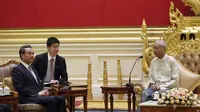 Presiden Myanmar Htin Kyaw (kanan) berbicara dengan Perdana Menteri China Wang Yi (kiri) di kediaman presiden di Naypyitaw, 19 November 2017 (AP via VOA)