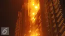 Penampakan apartemen Neo Soho yang terbakar, Jakarta, Rabu (9/11). Belum diketahui apa penyebab kebakaran ini. (Liputan6.com/Helmi Afandi)