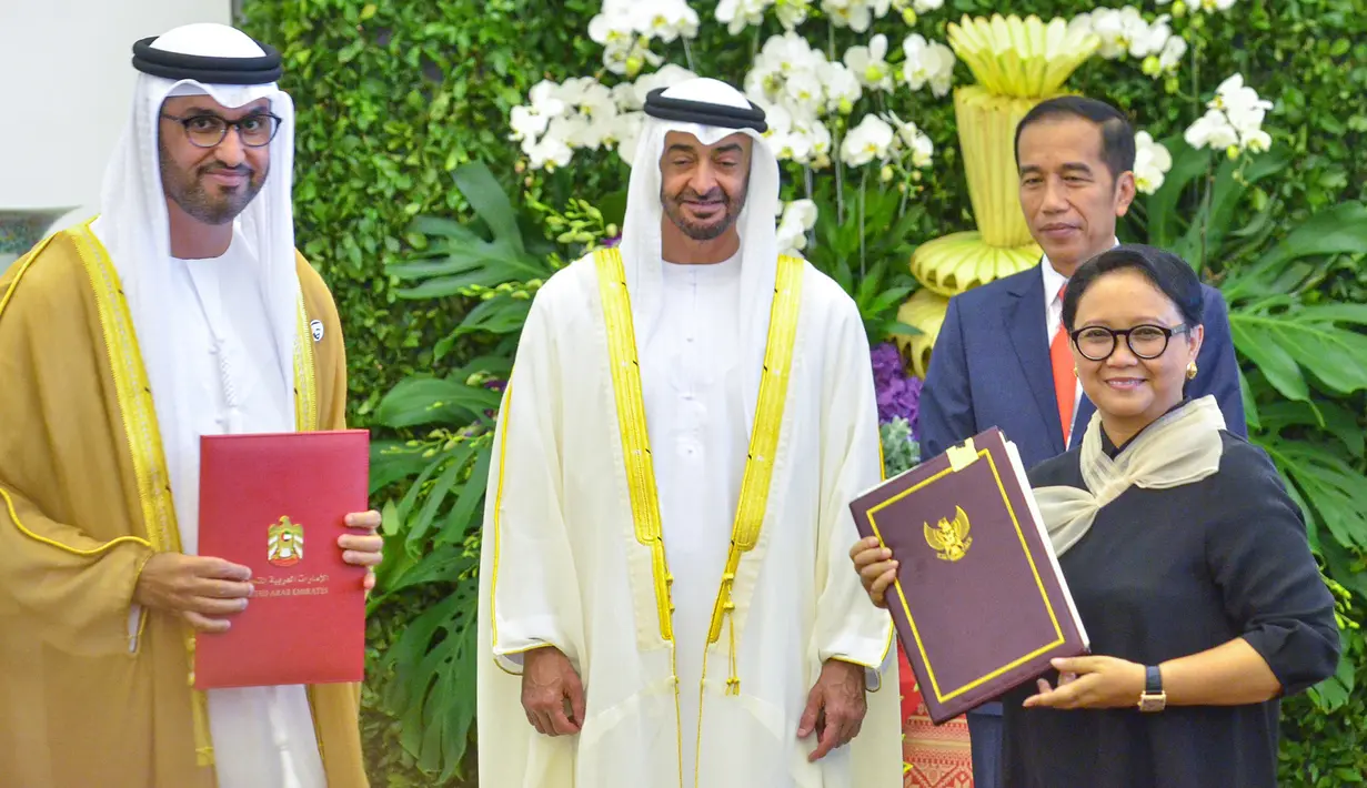 Presiden Joko Widodo (kedua kanan) bersama Putra Mahkota Abu Dhabi, Sheikh Mohamed Bin Zayed Al Nahyan menyaksikan pertukaran perjanjian kerjasama antara Menteri Luar Negeri Retno Marsudi dengan pihak Uni Emirat Arab  di Istana Bogor, Jawa Barat, Rabu (24/7/2019). (Liputan.com/HO/Setkab Agung)