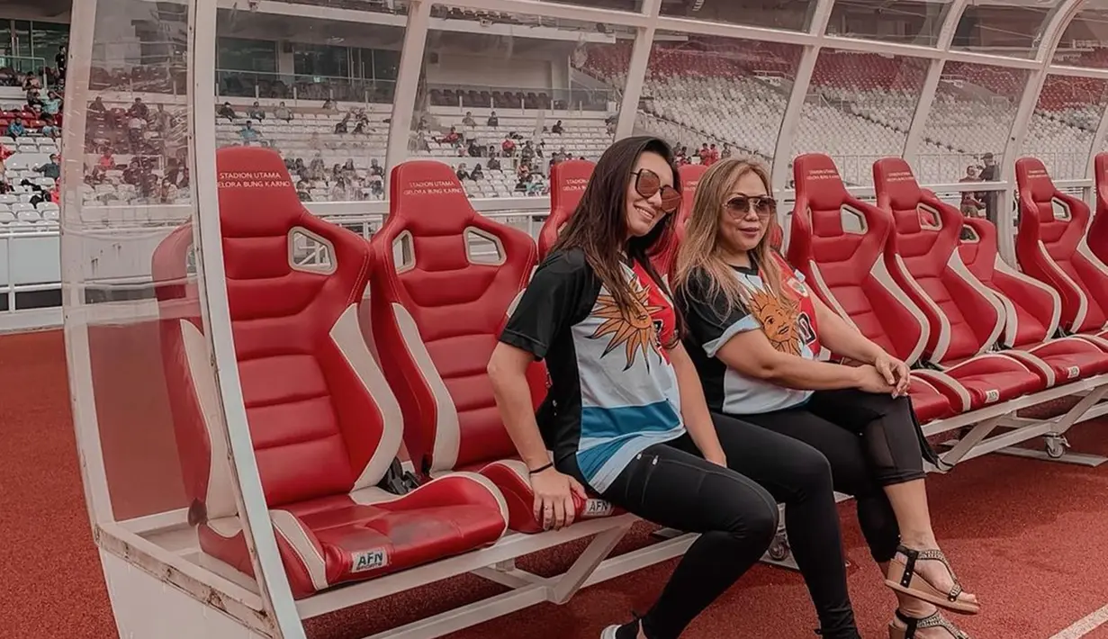 Amanda Gonzales sering ikut ke stadion. Momen ia stadion tour ditemani oleh sang ibunda, Eva. Keduanya tampak dekat dan kompak pakai baju sama. Tak cuma itu, keduanya juga sama-sama berkacamata. (Liputan6.com/IG/gonzalezamanda10)
