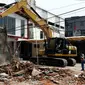 Sebuah alat berat saat menghancurkan bangunan permanen di Jalan Fatmawati Cilandak Barat, Jakarta Selatan, Kamis (8/10/2015).  Pembongkaran tersebut dilakukan terkait proyek MRT. (Liputan6.com/Yoppy Renato)