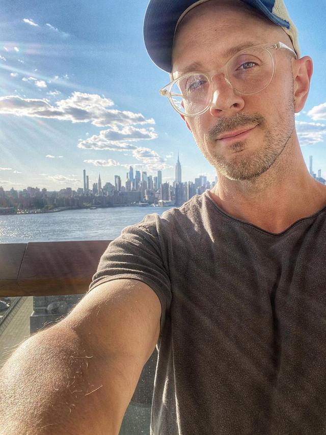 25 Tahun Berlalu, Ini 6 Potret Terbaru Steve Burns Pembawa Acara Blue’s ...