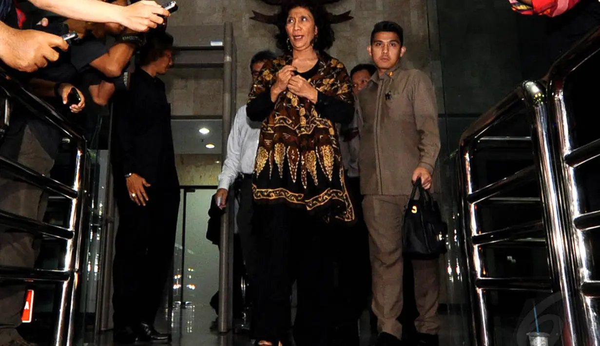 Menteri Kelautan dan Perikanan, Susi Pudjiastuti usai melakukan pertemuan dengan KPK, Jakarta. Foto diambil pada Senin (10/11/2014). (Liputan6.com/Miftahul Hayat)