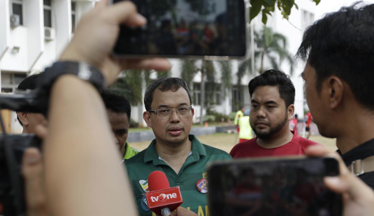 Calon Ketum PSSI, Vijaya Fitriyasa, usai melihat latihan Tim Garuda INAF yang merupakan pesepak bola amputan di Lapangan R.S Suyoto, Jakarta, Sabtu (12/10). Kunjungan ini dilakukan untuk memberi dukungan kepada Tim Garuda INAF jelang Piala Asia Amputee Football 2020. (Bola.com/Vitalis Yogi Trisna)