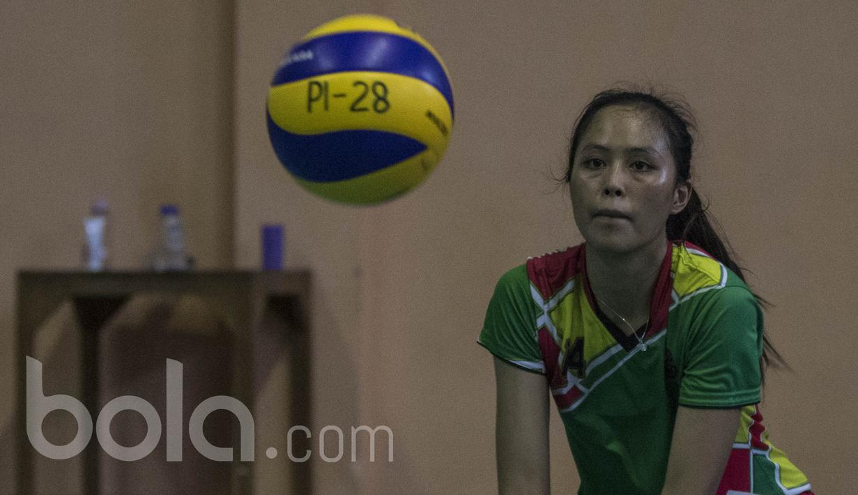 Pevoli Indonesia, Rika Dwi Latri, bersiap memukul bola saat mengikuti pemusatan latihan nasional jelang SEA Games di Padepokan Voli Sentul, Bogor, Rabu (17/5/2017). (Bola.com/Vitalis Yogi Trisna)