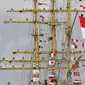 Para awak kapal melakukan aksi "dress the yards" di tiang kapal perahu saat datang dan meninggalkan pelabuhan.(Foto: Koleksi Port of Townsville)