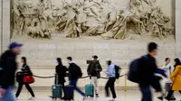 Wisatawan melewati Stasiun 30th Street di Philadelphia, Pennsylvania, Amerika Serikat (AS), Rabu (22/11/2023). Terlepas dari inflasi dan kenangan akan krisis perjalanan selama musim liburan tahun lalu, warga AS diperkirakan akan melakukan perjalanan lewat udara dan jalan raya dalam jumlah besar selama liburan Thanksgiving Day. (AP Photo/Matt Rourke)