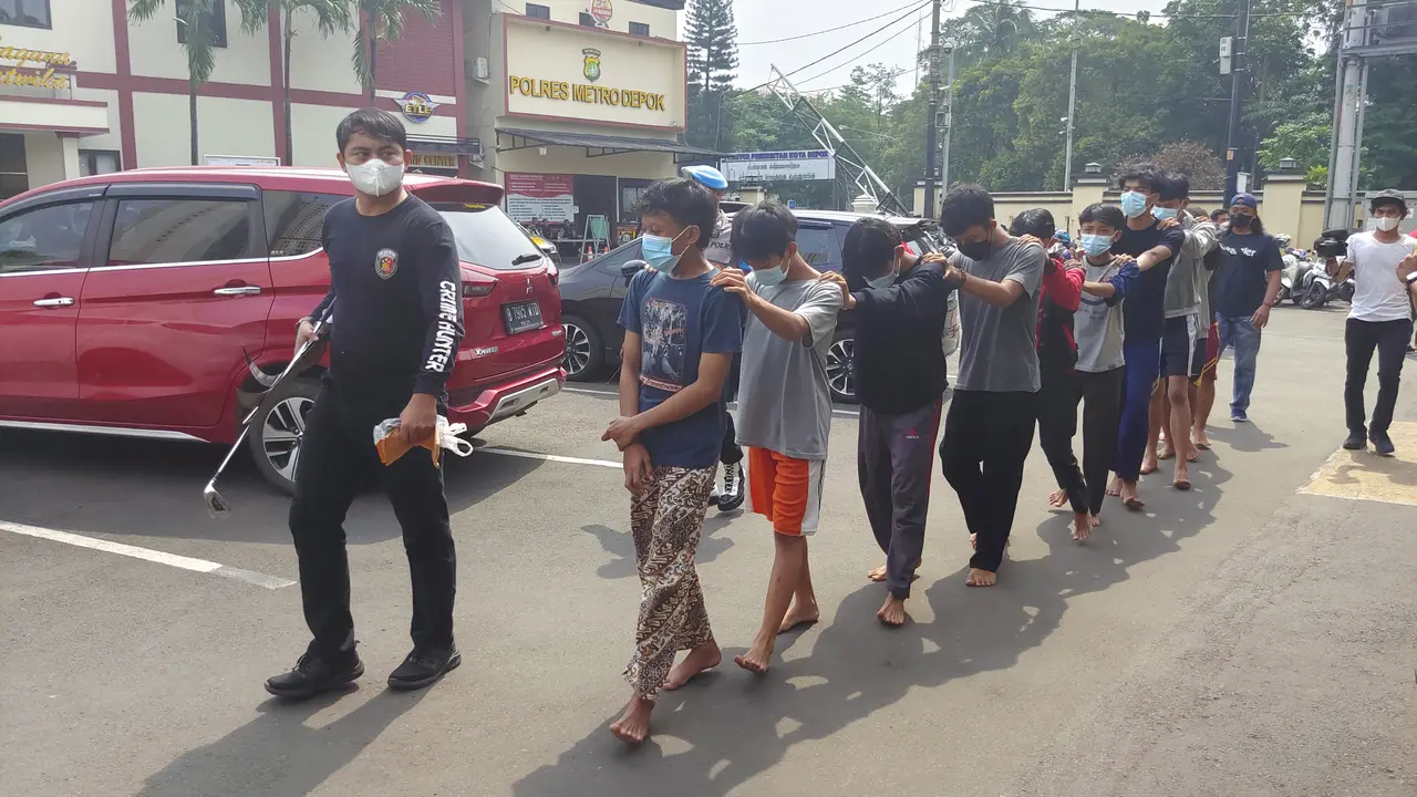 Polres Metro Depok mengamankan sejumlah tersangka tawuran di wilayah Kecamatan Bojonggede, Kabupaten Bogor