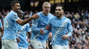 Rayan Cherki (kanan) merayakan golnya buat Man City ke gawang Arsenal dalam lanjutan Liga Inggris 2025/2026, Minggu (19/4/2026). (Darren Staples / AFP)