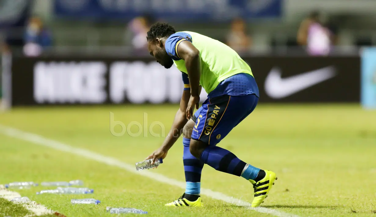 Michael Essien memungut botol minum yang dilempar pelatih saat timnya gagal mecetak gol ke gawang PS TNI pada babak pertama pada Liga 1 2017 di Stadion Pakansari, Bogoro, Sabtu (22/4/2017). Persib bermain imbang 2-2. (Bola.com/Nicklas Hanoatubun)