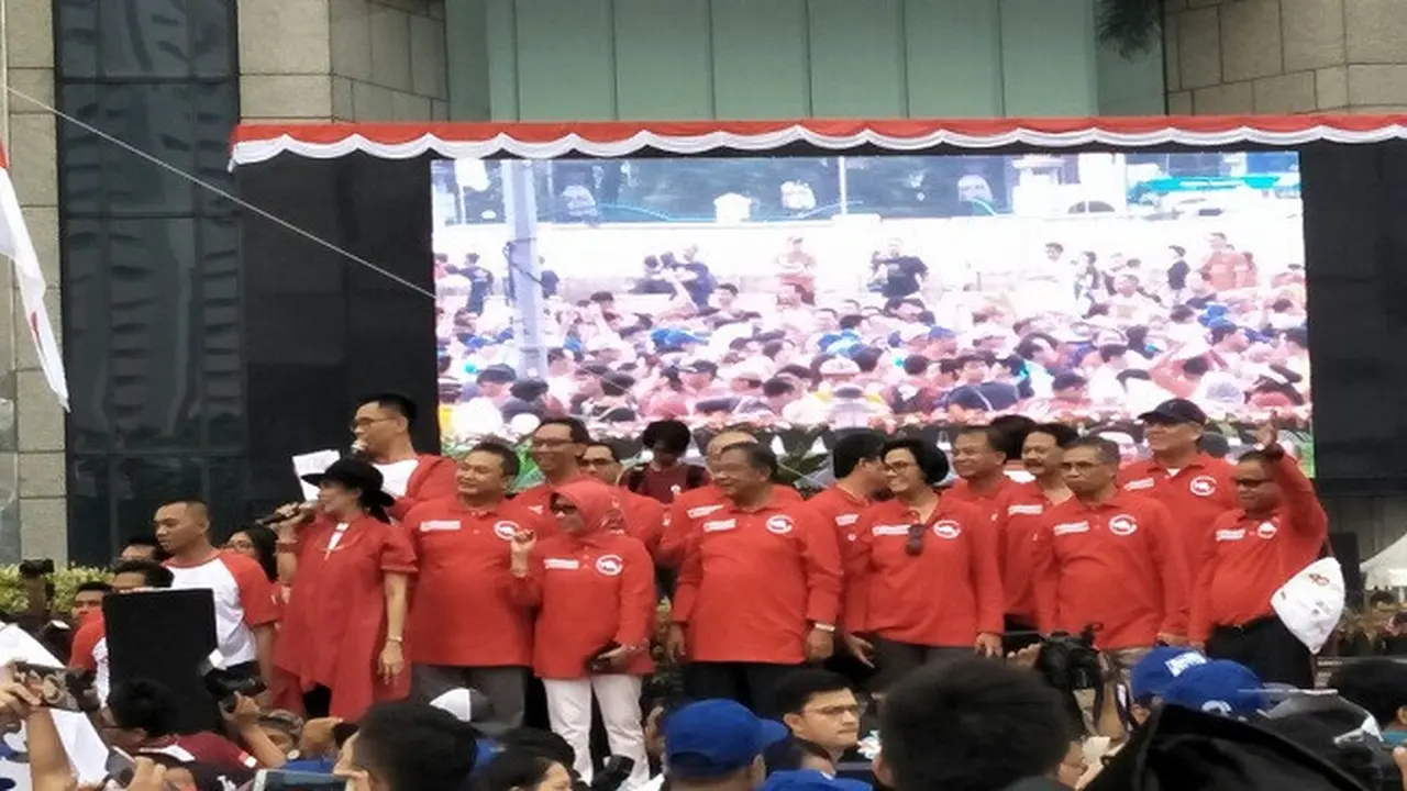 Menteri Keuangan (Menkeu) Sri Mulyani Indrawati hadir pada kegiatan Stock Code Fun Walk yang berlangsung di Bursa Efek Indonesia (BEI), Jakarta, Minggu (13/8/2017).(Liputan6.com/Sri Mulyani