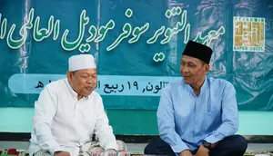 Putra Pendiri Pondok Pesantren (Ponpes) Attanwir, Sumberrejo, Gus Nafik Sahal saat bertemu Calon Bupati (Cabup) Setyo Wahono. (Ist).