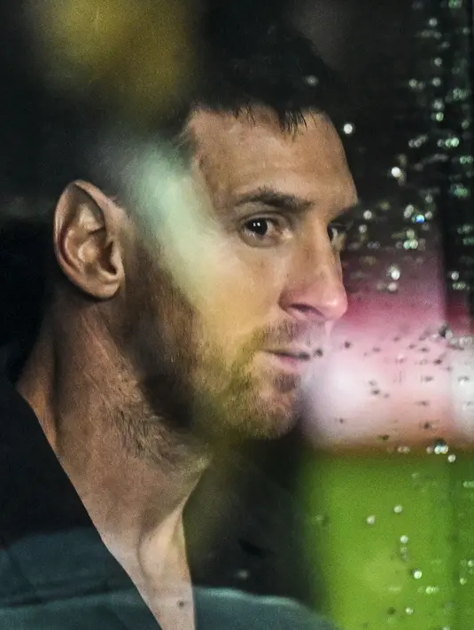 Pemain Inter Miami, Lionel Messi menyaksikan laga final US Open 2023 antara Inter Miami melawan Houston Dynamo FC di DRV PNK Stadium, Florida, Amerika Serikat, Kamis (28/09/2023). Inter Miami kalah dengan agregat 2-3 setelah pada leg pertama bermain imbang 1-1 dengan Houston Dynamo FC. (AFP/Getty Images/Chandan Khanna)