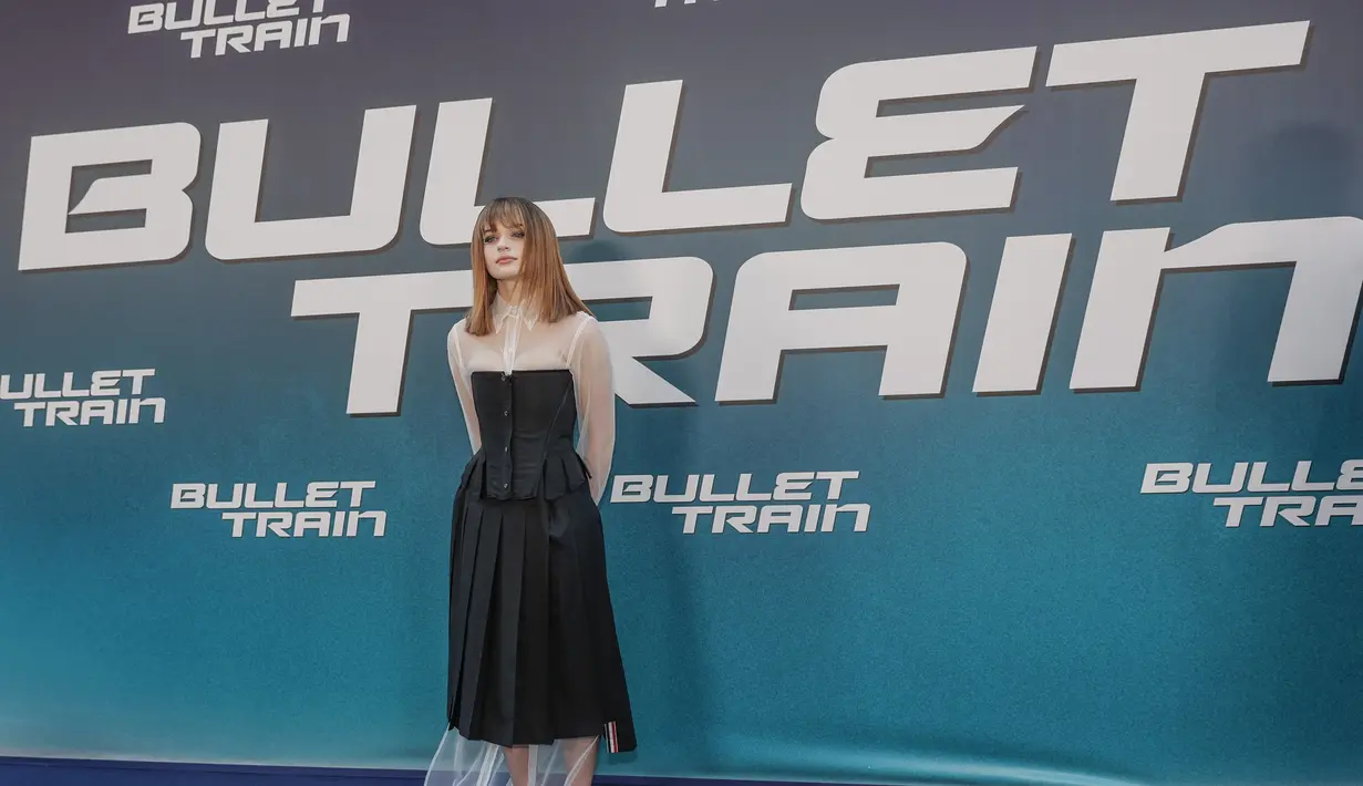 Aktris Joey King berpose untuk foto selama preview film (Bullet Train) di Paris (18/7/2022). Joey King tampil cantik mengenakan dress hitam putih dengan sepatu berwarna senada. (AFP/Christophe Archambault)