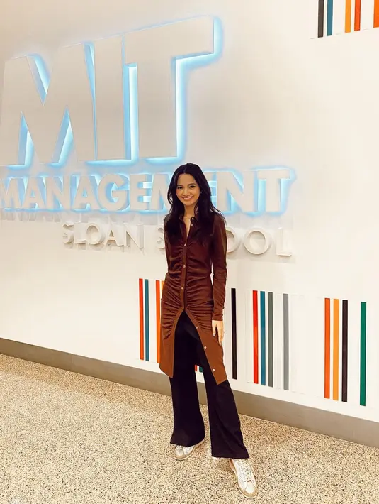 Ia diketahui mengambil jurusan System Design and Management. Ia mulai rutin berangkat ke kampus dengan OOTD kece. (Liputan6.com/IG/@sabrinaanggraini).