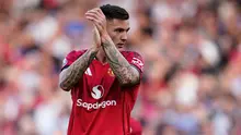 Benjamin Sesko dari Manchester United menyapa para penggemar selama pertandingan&nbsp;Premier League&nbsp;antara Manchester United dan Arsenal di Stadion Old Trafford di Manchester, Inggris, Minggu, 17 Agustus 2025. (Foto AP/Dave Thompson)