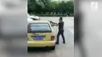 Seorang pria nekat membelah mobil yang menghalangi parkirnya. Tindakan ini dilakukan lantaran ia kesal menunggu terlalu lama.