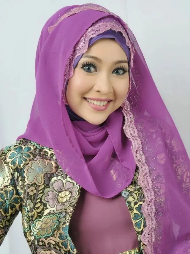 6 Potret Ratna Listy saat Pakai Hijab, Bikin Pangling