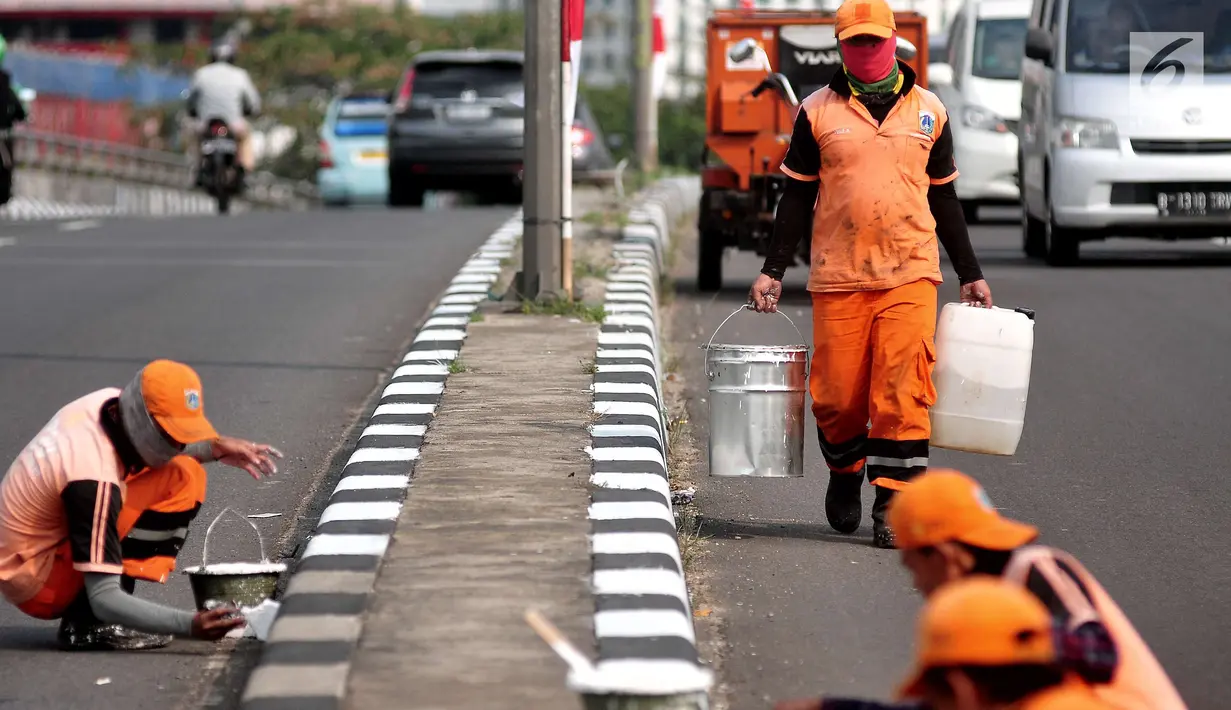 Petugas penanganan prasarana dan sarana umum (PPSU) melakukan pengecatan trotoar di Kawasan Jakarta, Selasa (1/8). Selain untuk memperindah Ibu Kota, pengecatan tersebut dilakukan untuk menyambut Hari Kemerdekaan RI ke-72. (Liputan6.com/Helmi Afandi)