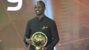 Penyerang Senegal, Sadio Mane, saat mendapatkan penghargaan sebagai pemain terbaik Afrika 2019 di Hurghada, Mesir, Rabu (8/1/2020). Pemain Liverpool ini mengalahkan Mohamed Salah dan Riyad Mahrez. (AFP/Khaled Desouki)
