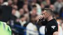 Wasit Craig Pawson memeriksa VAR saat pertandingan Chelsea vs Tottenham Hotspur dalam laga pekan 30 Premier League di Stadion Stamford Bridge, Jumat (4/4/2025) dini hari WIB. (AP Photo/Ian Walton)