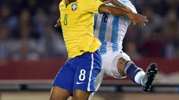 Bek Argentina, Marcos Rojo (kanan) berebut bola udara dengan gelandang Brasil, Elias pada Kualifikasi Piala Dunia 2018 di Buenos Aires, Argentina, (13/11). Argentina bermain imbang dengan Brasil dengan skor 1-1. (AFP PHOTO/Eitan Abramovich)