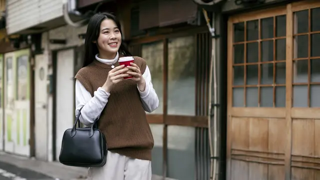 wanita april tersenyum manis