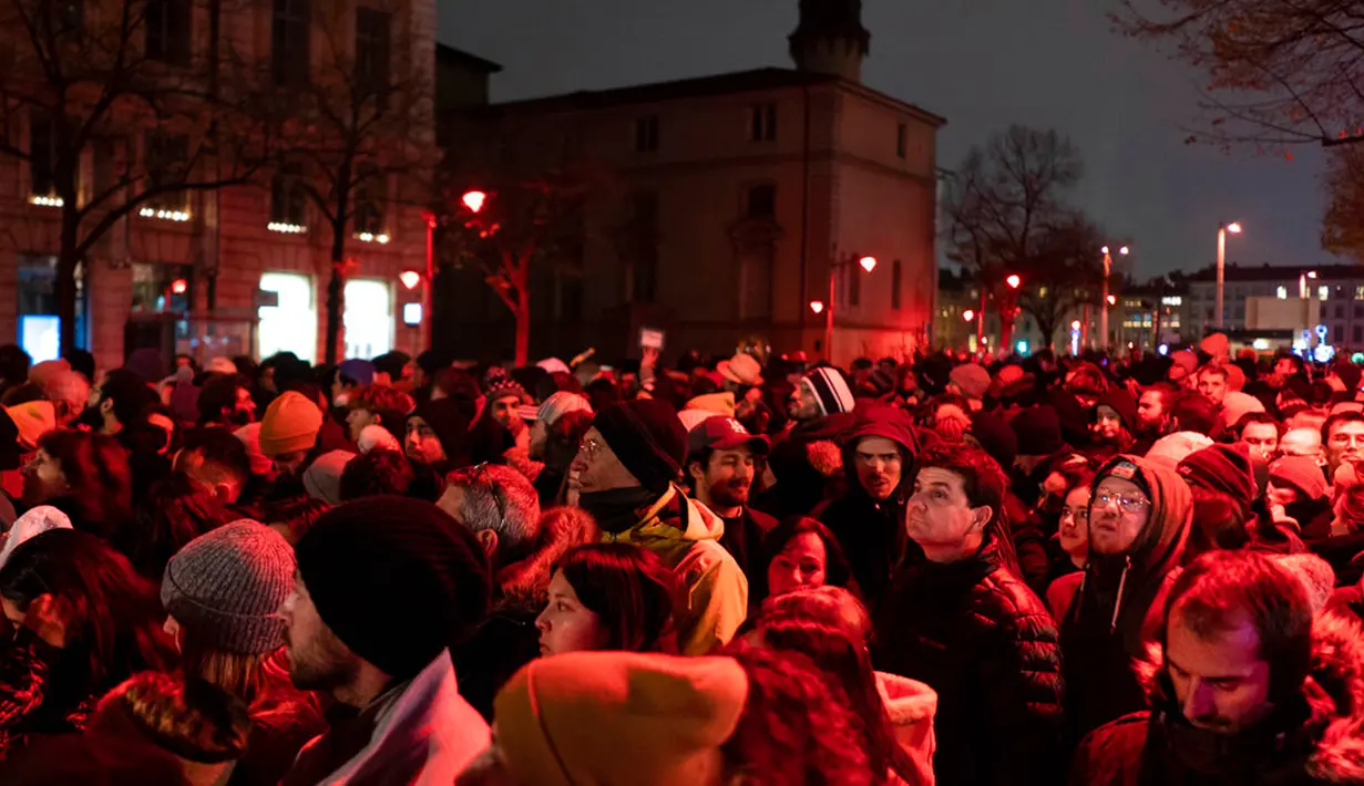 Orang-orang menghadiri pertunjukan cahaya malam di Lyon, Prancis, 8 Desember 2022. Jutaan orang diperkirakan akan menyaksikan acara Festival Cahaya selama empat hari di kota tersebut. (AP Photo/Laurent Cipriani)