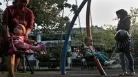 Sejumlah orang tua saat mengawasi anaknya  bermain di Taman Menteng, Jakarta Pusat, Jumat(22/5/2015). Peresmian empat TTRA merupakan langkah awal dari Pemprov DKI Jakarta yang akan membangun enam taman terpadu pada tahun ini. (Liputan6.com/Johan Tallo)
